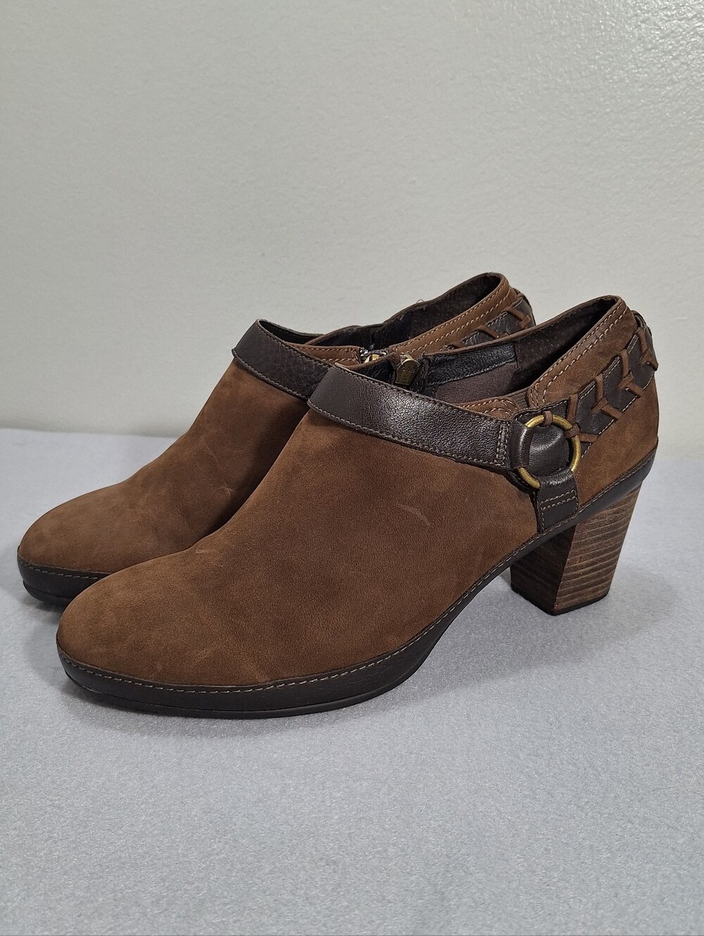 Clarks Artisan Brown Suede Ankle Booties Strap Harness Western Block Heel 9.5 W